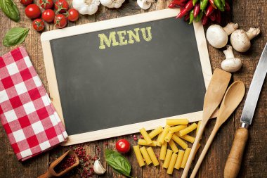 İtalyan makarna tebeşir menü yönetim kurulu için malzemeler. Menü d