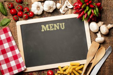 İtalyan makarna tebeşir menü yönetim kurulu için malzemeler. Menü d