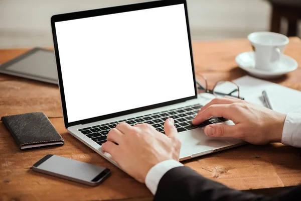 Hombre de negocios manos escribiendo en el ordenador portátil PC — Foto de Stock