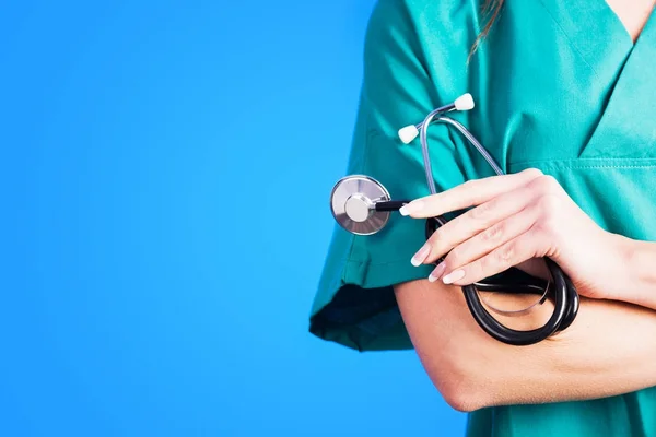 Kobieta lekarz trzymając w dłoniach stetoschope — Zdjęcie stockowe