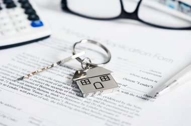 Mortgage kredi anlaşması uygulama ile ev şeklinde Anahtarlık
