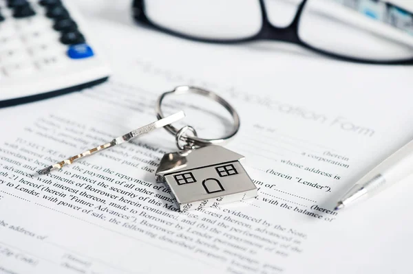 Solicitud de acuerdo de préstamo hipotecario con llavero en forma de casa — Foto de Stock