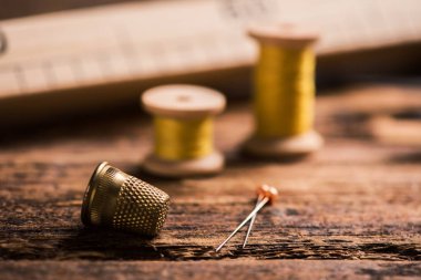 Ahşap masa üstünde dikiş alet