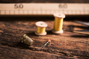 Ahşap masa üstünde dikiş alet