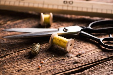 Ahşap masa üstünde dikiş alet