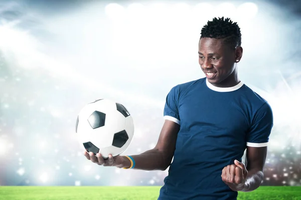 Apoiante de futebol com camisa azul e bola — Fotografia de Stock