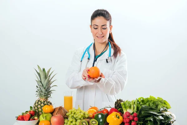 Vrouwelijke diëtist in uniform met de stethoscoop — Stockfoto