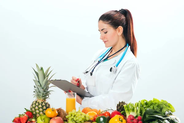 Dietista femminile in uniforme con stetoscopio — Foto Stock