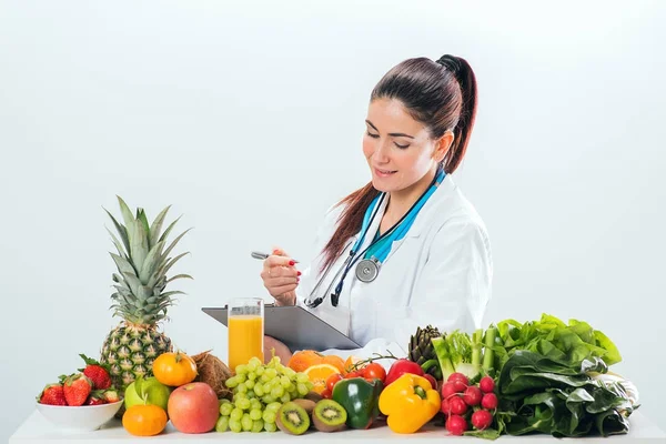 Diététiste féminine en uniforme avec stéthoscope — Photo