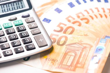Hesap makinesi ve euro para masa masa üzerinde