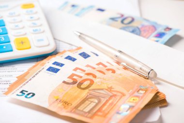 Hesap makinesi ve euro para masa masa üzerinde