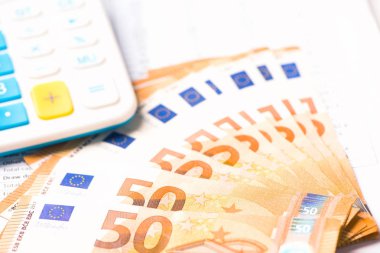 Hesap makinesi ve euro para masa masa üzerinde