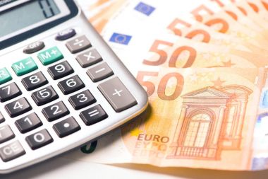 Hesap makinesi ve euro para masa masa üzerinde
