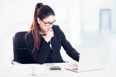 Laptop ile çalışma ofisi Yöneticisi genç kadın