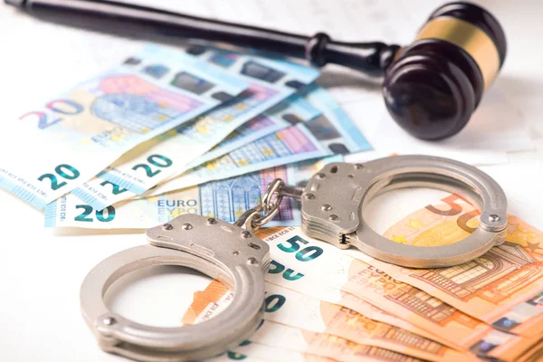 小槌、ユーロのお金の手錠。犯罪や詐欺の概念 — ストック写真