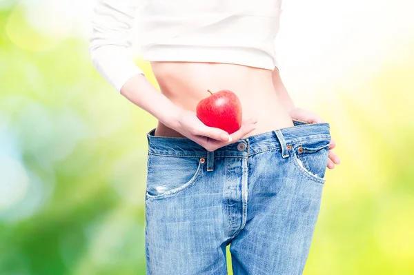 Göbek mide yakın bir elma gösterilmesini kadın