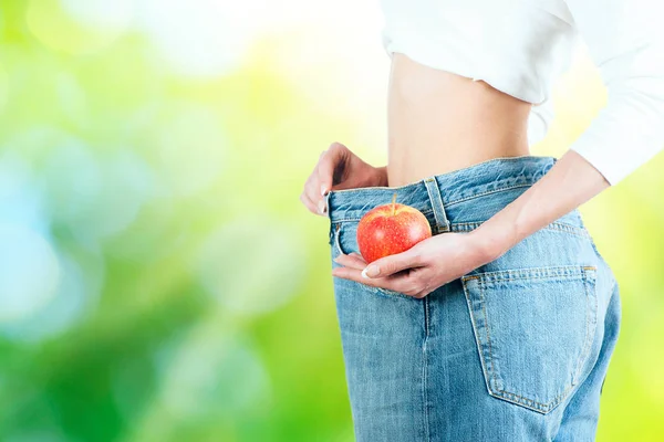Γυναίκα που δείχνει τα μήλα σε στενή επάνω του στομάχου κοιλιά — Φωτογραφία Αρχείου