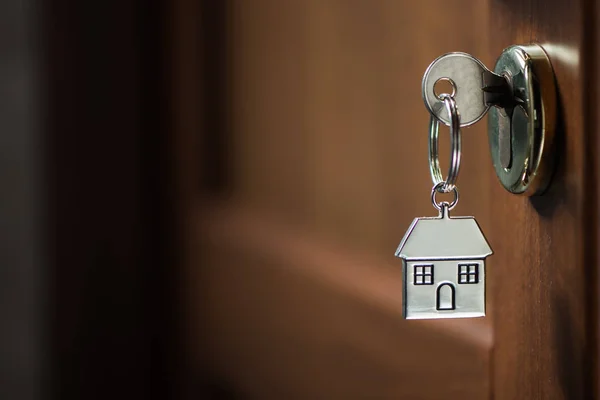 Llave de plata en una puerta — Foto de Stock