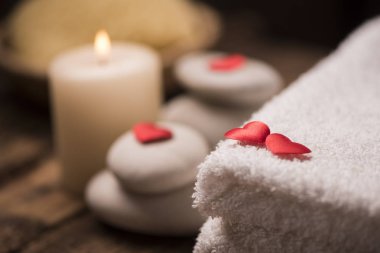 Sağlık dekorasyon ahşap masa üzerinde. Sevgililer günü kavramı