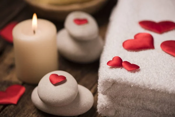 Wellness-Dekoration auf Holztisch: Valentinstag-Konzept — Stockfoto