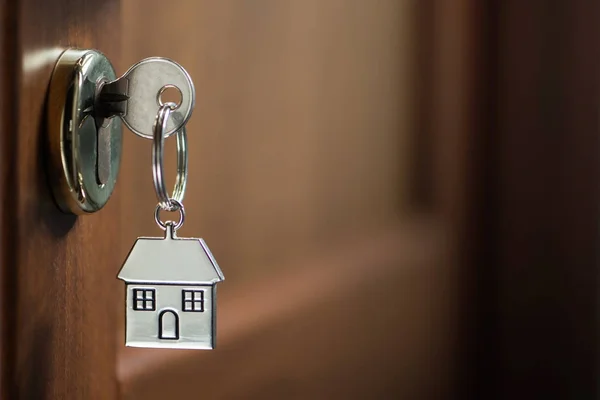 Срібний ключ будинку в двері — стокове фото