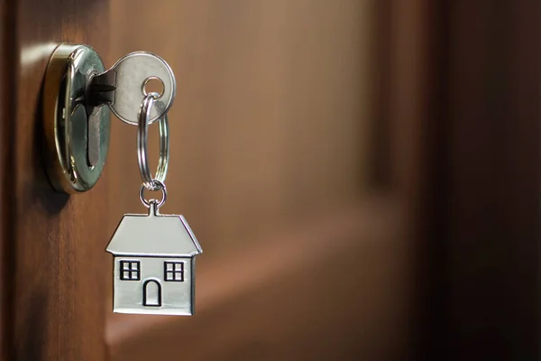 Llave de plata en una puerta — Foto de Stock