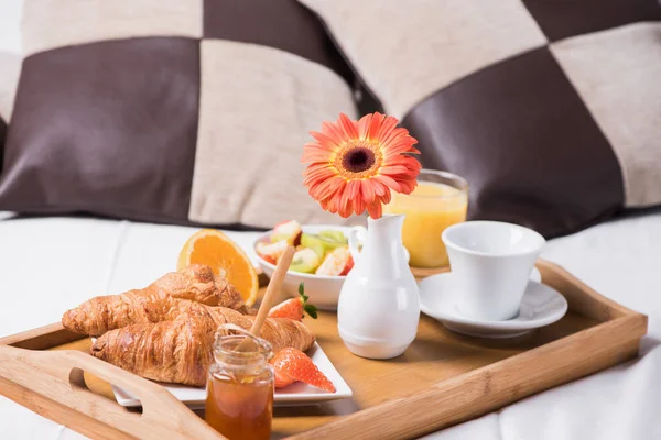 Plateau avec petit déjeuner sur le lit à l'intérieur d'une chambre — Photo