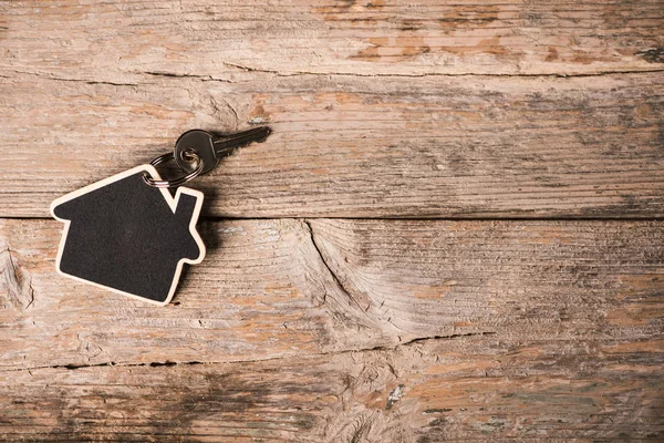 Dom w kształcie klucza tabeli stylu rustykalnym drewna — Zdjęcie stockowe