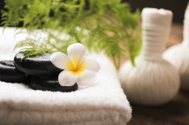 Frangipani çiçekleriyle kaplıca 