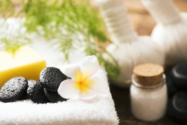 Frangipani çiçekleriyle kaplıca 