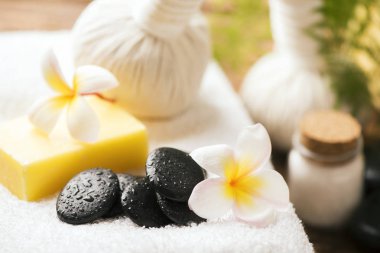 Frangipani çiçekleriyle kaplıca 