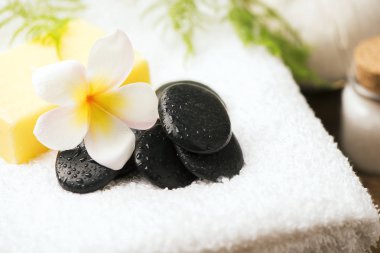 Frangipani çiçekleriyle kaplıca 