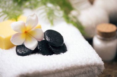 Frangipani çiçekleriyle kaplıca 