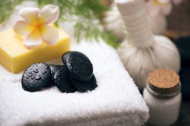 Frangipani çiçekleriyle kaplıca 