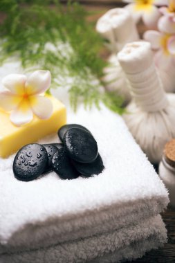 Frangipani çiçekleriyle kaplıca 