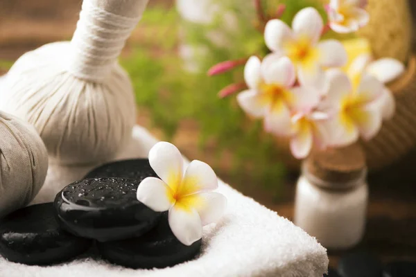 Ambiente de spa con flores frangipani — Foto de Stock