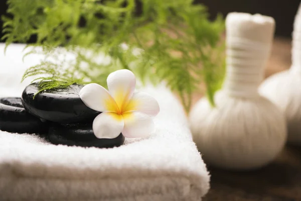 Wellness-Umgebung mit Frangipani-Blumen — Stockfoto