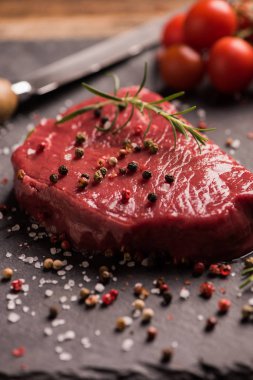 Koyu ahşap masada çiğ biftek..