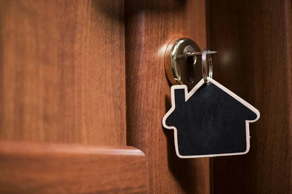 Símbolo de la casa y meter la llave en el keyhol — Foto de Stock