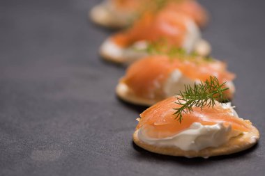 Füme somon ve yumuşak peynir kanepeler meze 