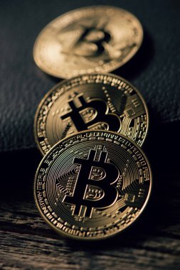 Bitcoin sembolü. Bitcoin yeni sanal para içinde belgili tanımlık karanlık