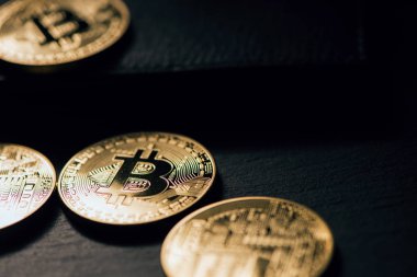Bitcoin sembolü. Bitcoin yeni sanal para içinde belgili tanımlık karanlık