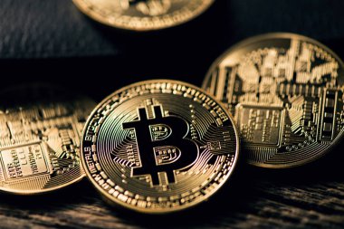 Bitcoin sembolü. Bitcoin yeni sanal para içinde belgili tanımlık karanlık