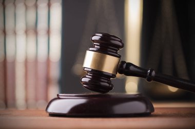 Hukuk ölçekler ve tahta tokmak