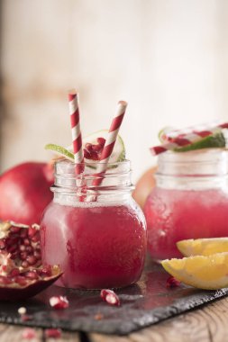 Nar suyu nar karanlık b ahşap oyun tahtası ile