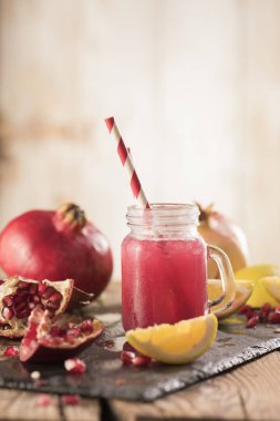 Nar suyu nar karanlık b ahşap oyun tahtası ile