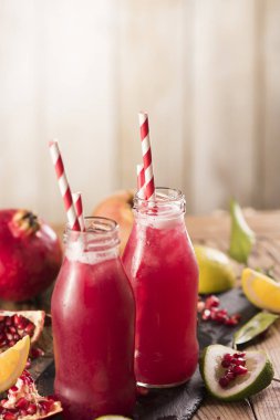 Nar suyu nar karanlık b ahşap oyun tahtası ile