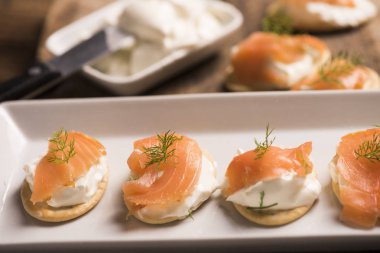 Füme somon ve yumuşak peynir kanepeler meze 