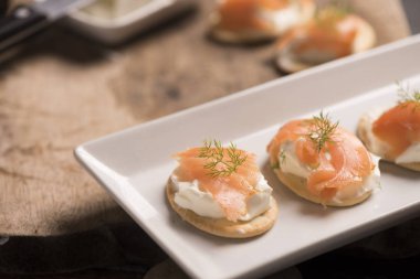 Füme somon ve yumuşak peynir kanepeler meze 