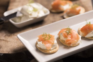 Füme somon ve yumuşak peynir kanepeler meze 